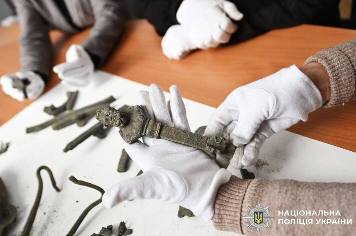 «Чорний археолог» намагався продати скарб римського часу: знахідку повернули державі