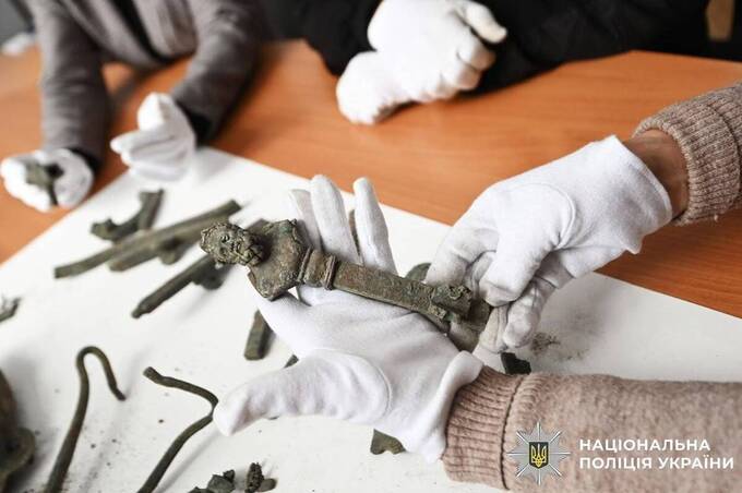 «Чорний археолог» намагався продати скарб римського часу: знахідку повернули державі