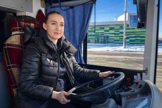 Водійка Альона Романовська понад чотири роки керує вінницькими тролейбусами