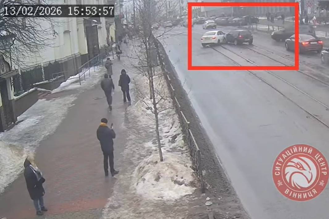 У Вінниці зіткнулися Volkswagen і Skoda: момент аварії потрапив на камери (відео)