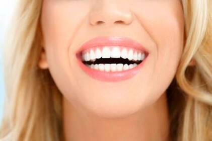 Современные съемные зубные протезы: как технологии возвращают уверенную улыбку и комфорт