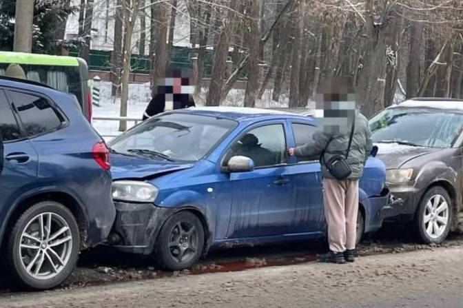 Через недотримання дистанції на Хмельницькому шосе зіткнулися три автівки (фото)