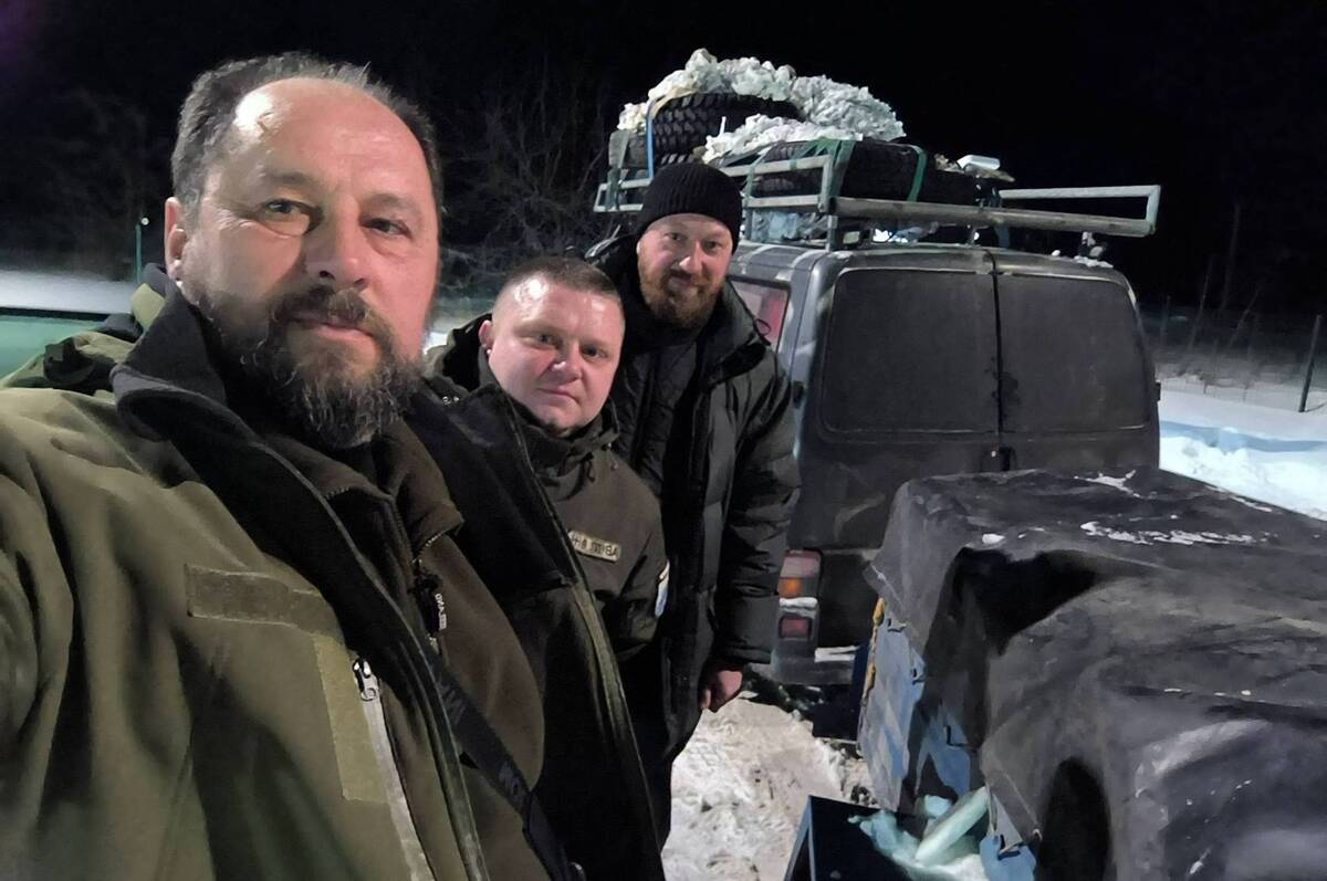 Клірики ПЦУ доставили гуманітарний вантаж для військових на Харківщині (фото)