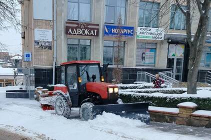 Сніг накрив Вінницю: на дорогах і у дворах працюють понад 400 комунальників