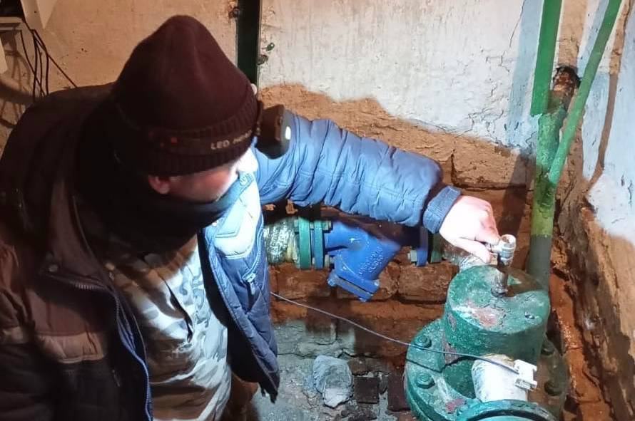 Після ворожих обстрілів столиці комунальники з Вінниччини допомагають відновити теплопостачання