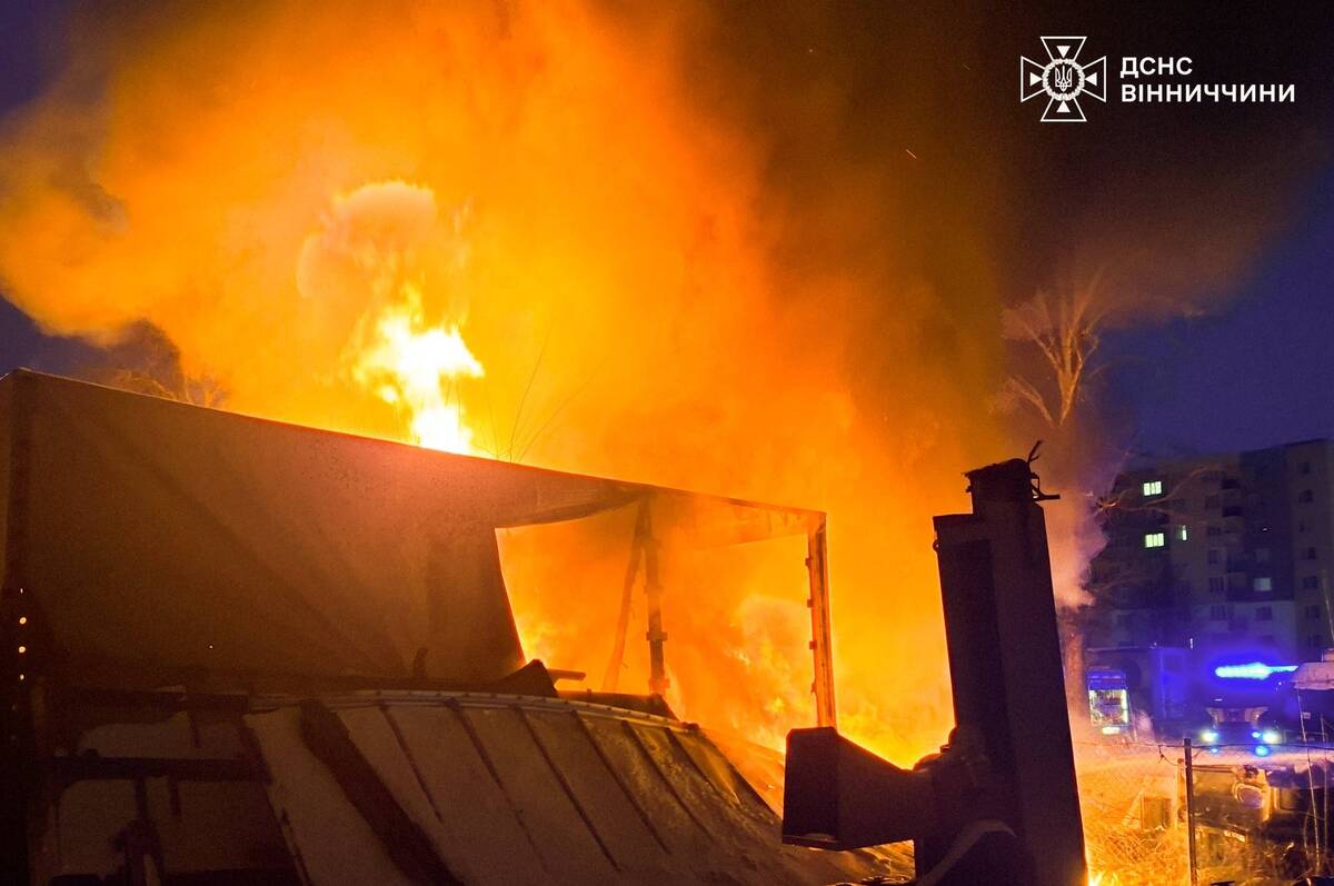 Масштабна пожежа у Вінниці: на Немирівському шосе горіло підприємство, є постраждалий