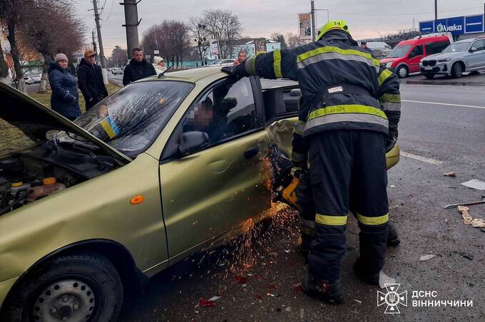 Рятувальники за допомогою спецзасобів визволяли людей із понівеченого авто в Тульчині