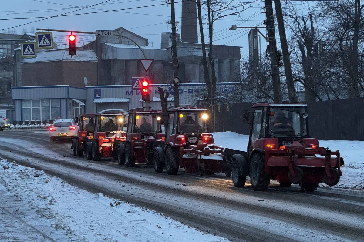 Майже 400 працівників та спецтехніка прибирають сніг на вулицях Вінниці