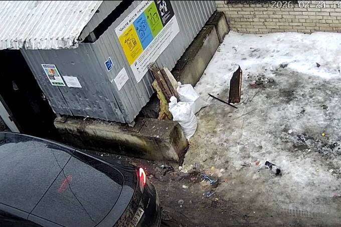 У Вінниці чоловік викинув будівельне сміття на майданчик для сортування (відео)