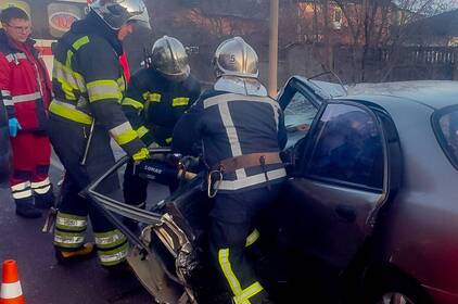 У Вінниці після зіткнення з вантажівкою водія деблокували з понівеченого авто