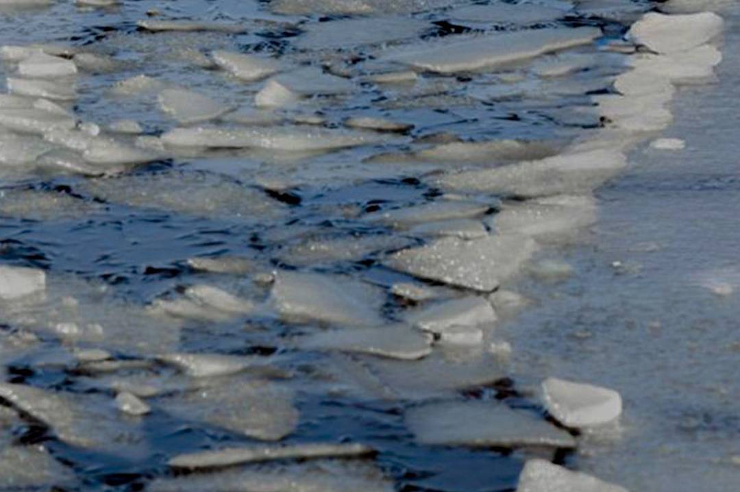 Тонкий лід — смертельна пастка: вінничан закликають не виходити на водойми