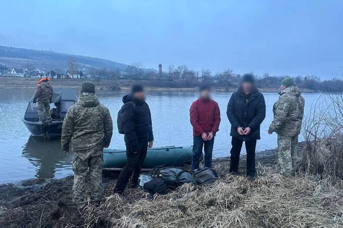 На Дністрі затримали чоловіків, які намагалися переплисти кордон на човні