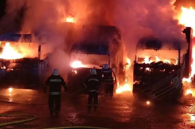 На території підприємства згоріли вщент три вантажівки - ДСНС