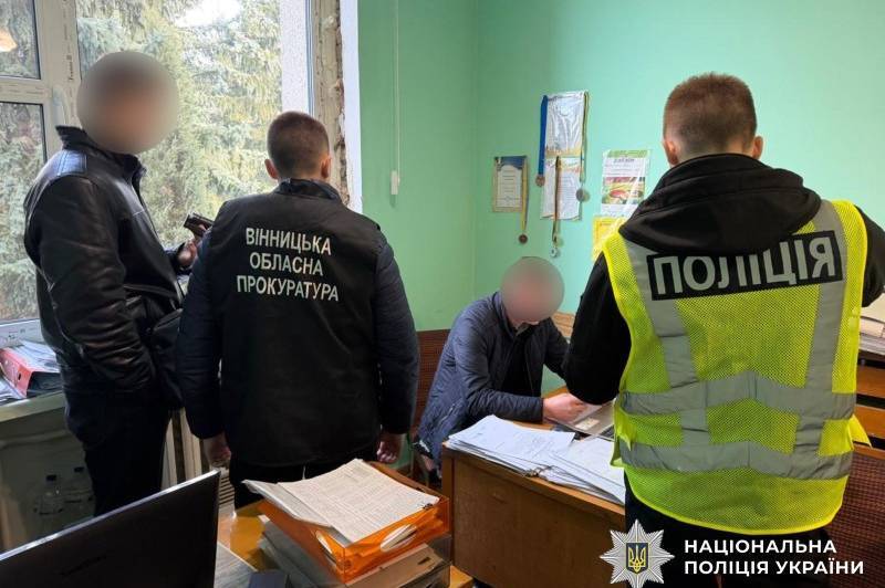 Посадовця однієї з міськрад Вінниччини затримали на отриманні хабаря за земельні махінації
