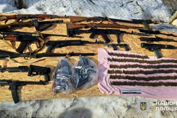 Правоохоронці затримали торговця зброєю з арсеналом у підпільних схронах