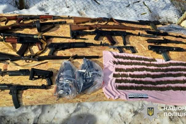 Правоохоронці затримали торговця зброєю з арсеналом у підпільних схронах