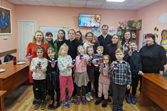 У Вінниці родини створювали ляльки-мотанки: майстерклас об’єднав дітей, мам і бабусь
