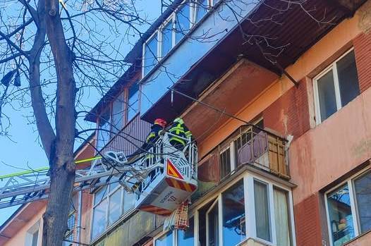 У Вінниці рятувальники через балкон потрапили до квартири, щоб допомогти жінці