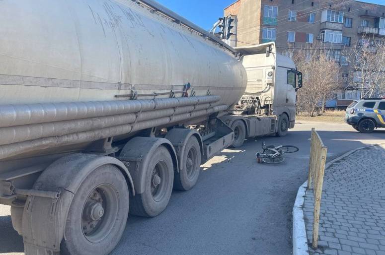 У Гайсині вантажівка наїхала на велосипедистку: жінка загинула