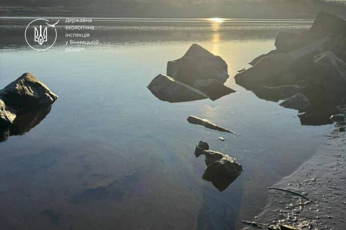 На річці Дністер зафіксували ймовірне забруднення нафтопродуктами після обстрілів енергооб’єктів 
