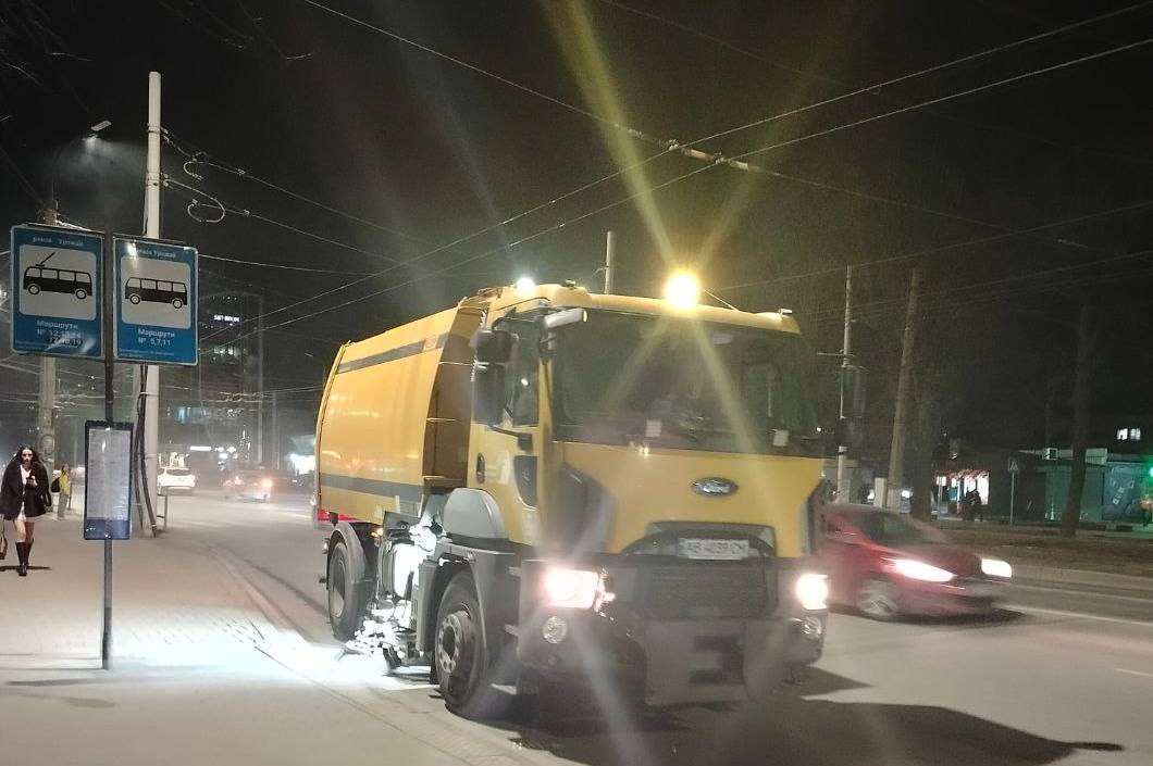 У Вінниці триває масштабне прибирання міста після завершення зимового сезону