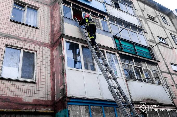 У Вінниці рятувальники через балкон потрапили до квартири, щоб допомогти 87-річній жінці
