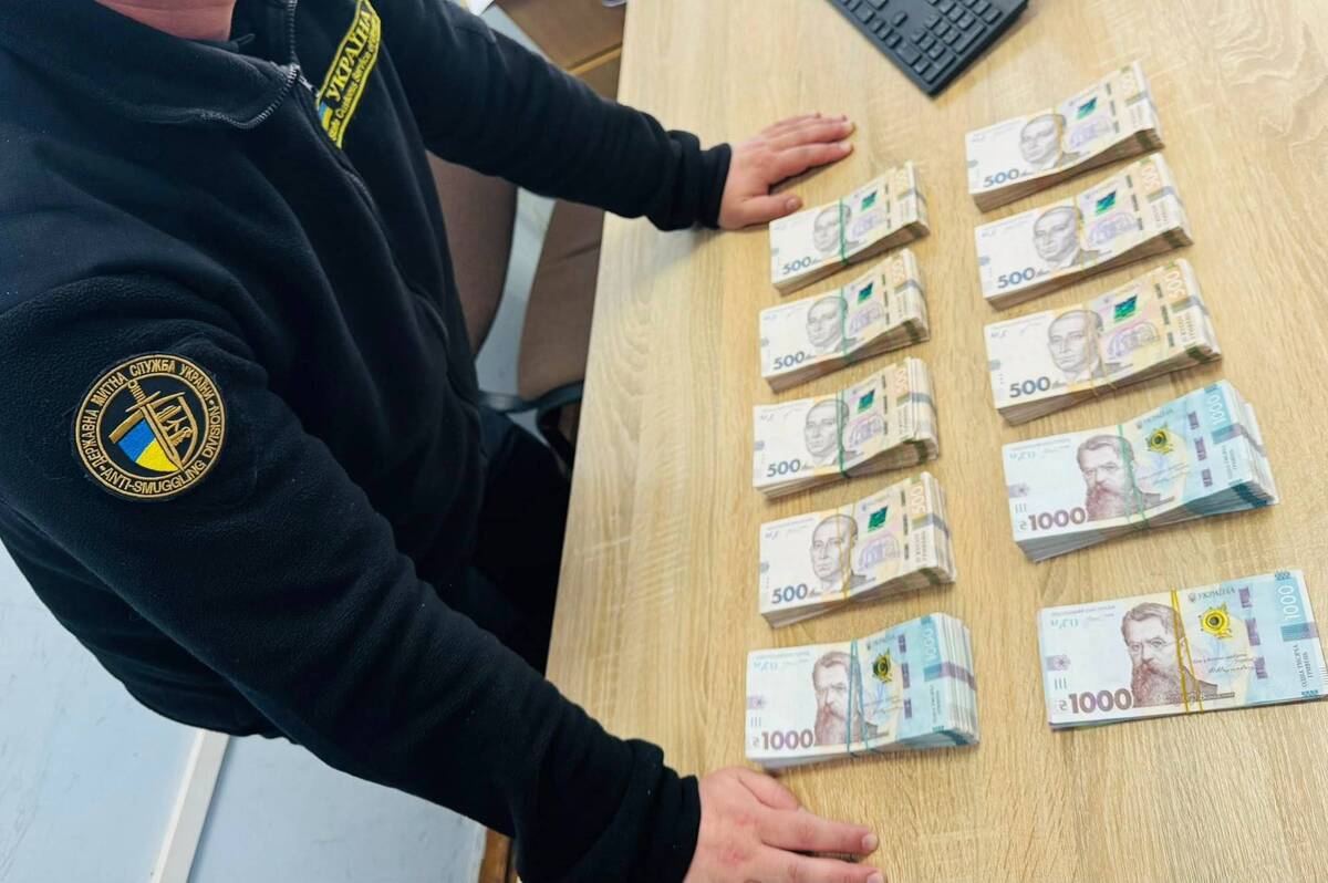 Майже мільйон гривень у кишенях: на кордоні зупинили іноземця з готівкою