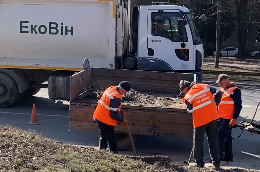 У Вінниці очищають зливову каналізацію після зими: комунальники вже прочистили половину колодязів
