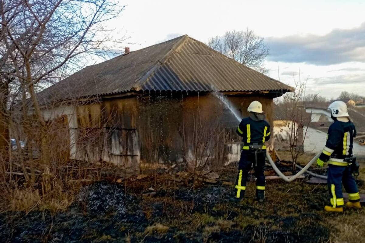 На Вінниччині через спалювання сухої трави ледь не згорів житловий будинок