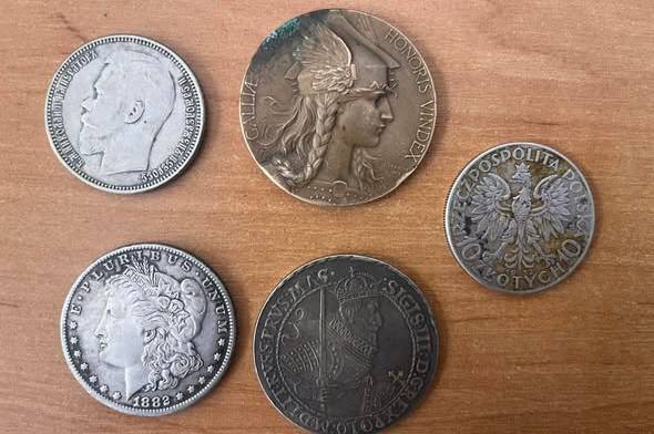 Громадянин Молдови намагався завезти в Україну раритетні монети XVII та XIX століть (відео)