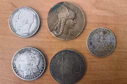 Громадянин Молдови намагався завезти в Україну раритетні монети XVII та XIX століть (відео)