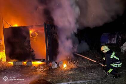 На Вінниччині сталися кілька пожеж: горіли авто, комбайн і вагончик на підприємстві
