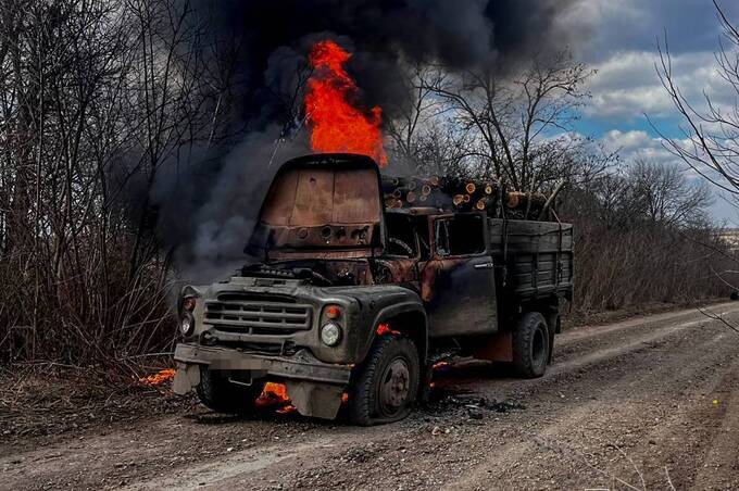 На Вінниччині під час руху загорілася вантажівка з дровами (фото)
