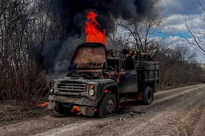 На Вінниччині під час руху загорілася вантажівка з дровами (фото)