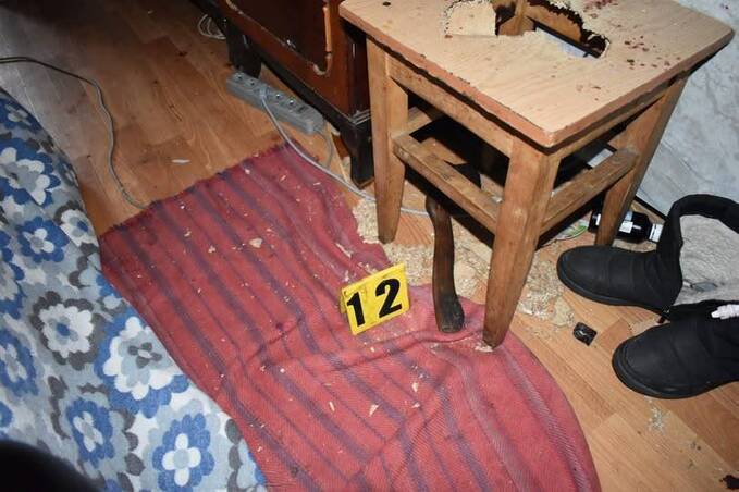 У Могилеві-Подільському п’яний чоловік намагався сокирою вбити дружину та пасинка 