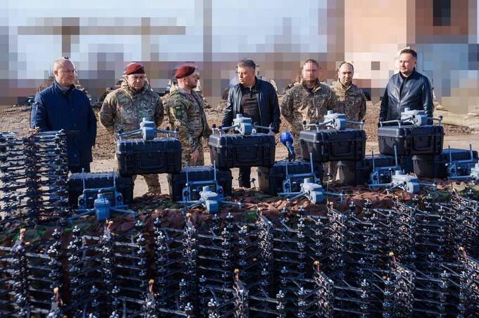 Ще 200 FPV-дронів та 10 Matrice 4E передав Міжрегіональний координаційний гуманітарний штаб військовим на передову