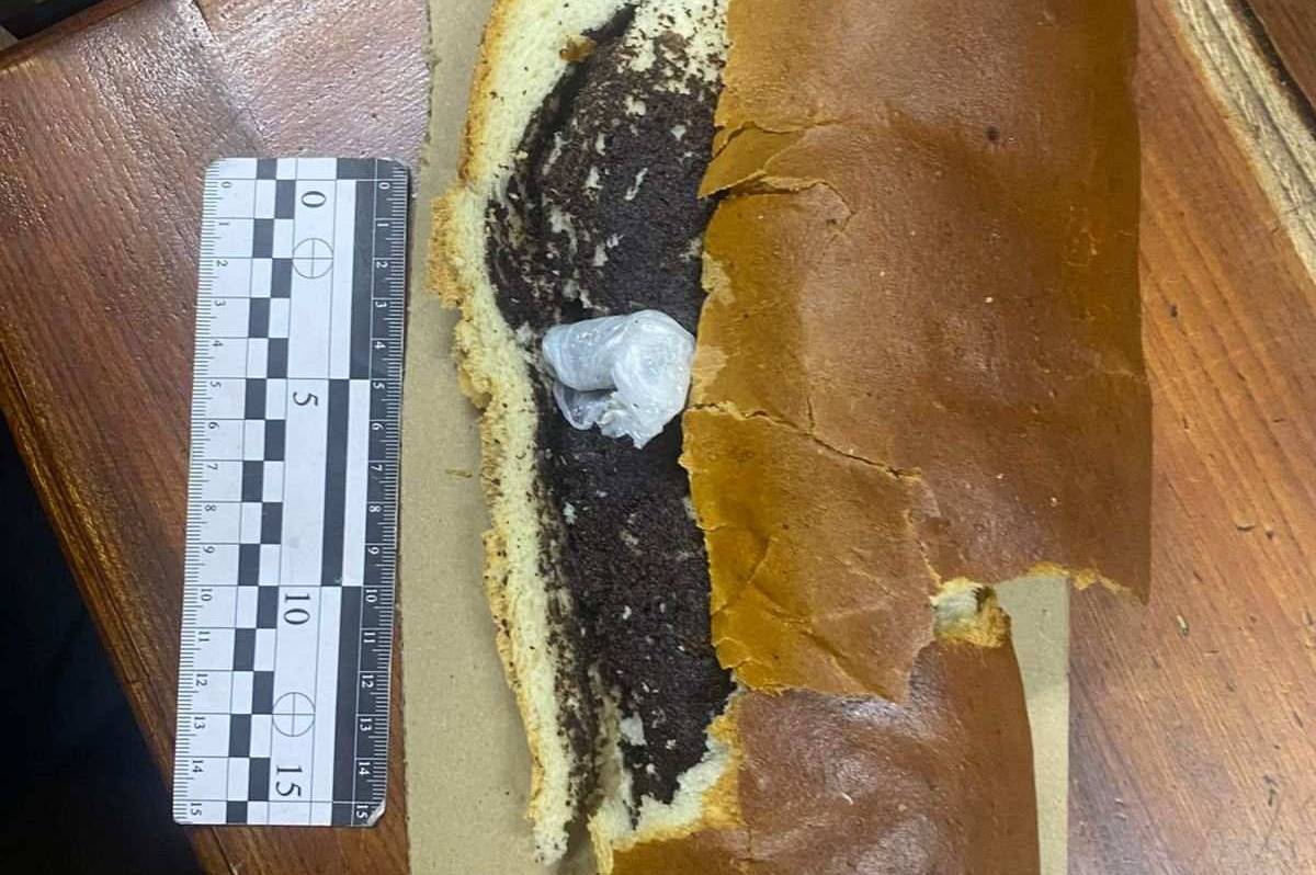 У Стрижавській колонії виявили наркотики в посилці: заборонені речовини сховали в булці