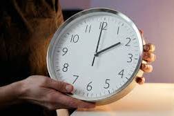 Україна переходить на літній час: коли переводити годинники та як підготуватися