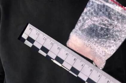 На трасі М-30 патрульні зупинили нетверезого водія з пакунком наркотиків