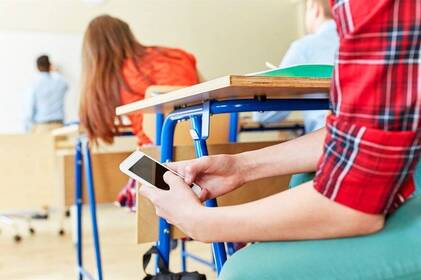 Смартфони у школах можуть заборонити: у Раді готують нові обмеження для учнів