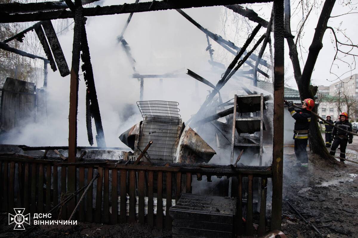 У Вінниці горіла альтанка серед багатоповерхівок: густий чорний дим налякав мешканців