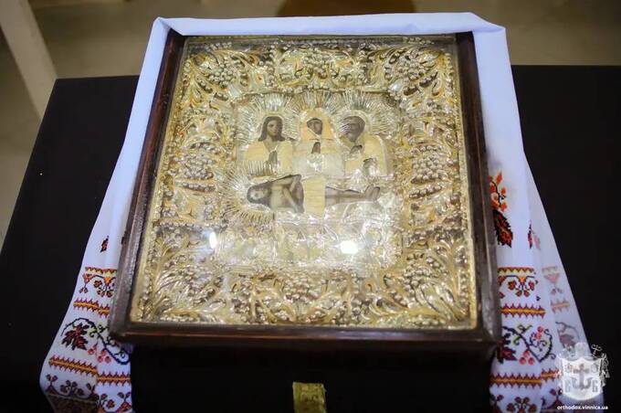 У Зарванцях під Вінницею дивним чином оновилася старовинна ікона Плащаниці (фото)