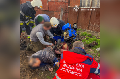 У Липовці чоловіка затисло в мотоблоці: за його життя борються лікарі
