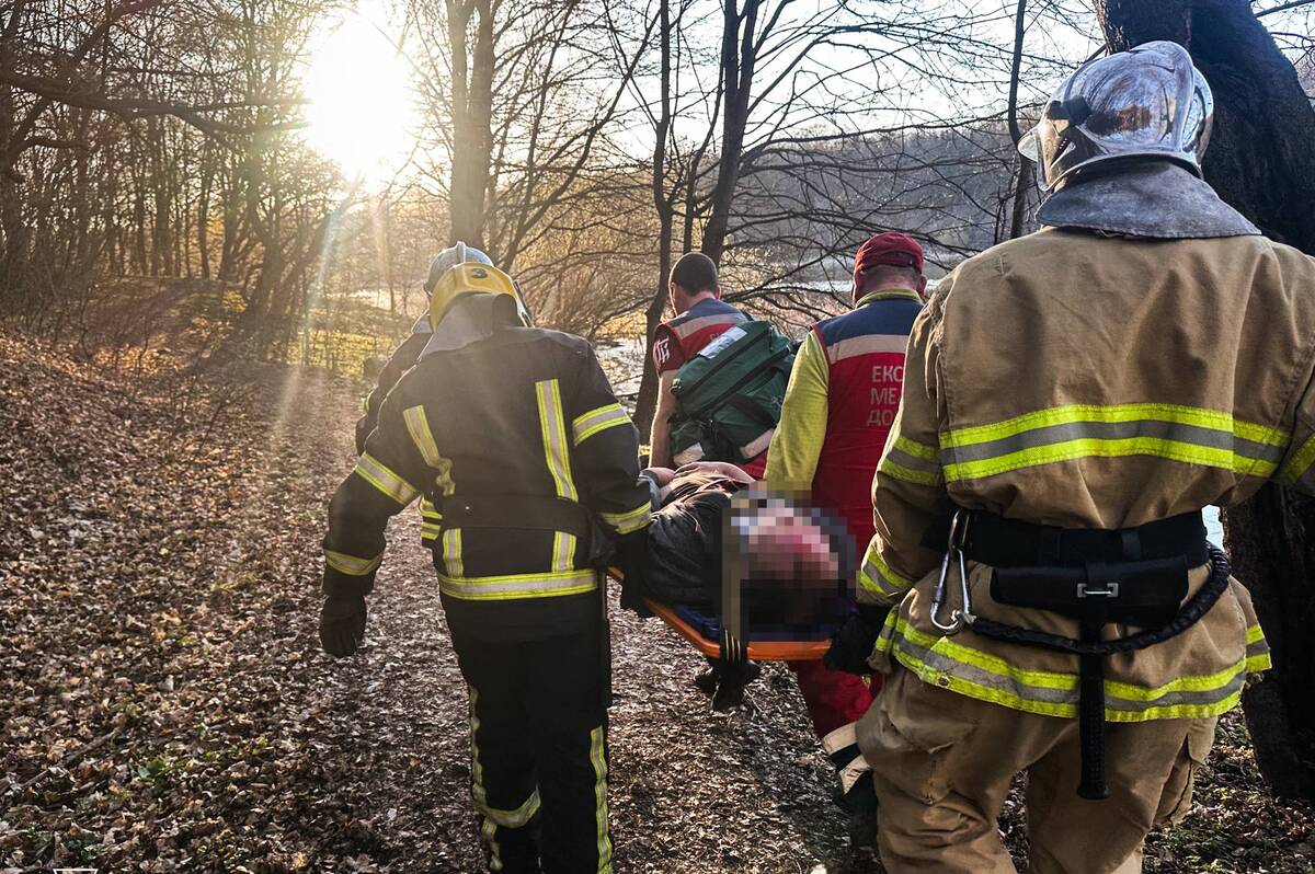 У Вінниці медики та рятувальники спільно рятували чоловіка після падіння зі скелі
