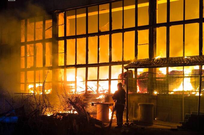Чотири підрозділи ДСНС гасили масштабне загоряння на складі у Вінниці