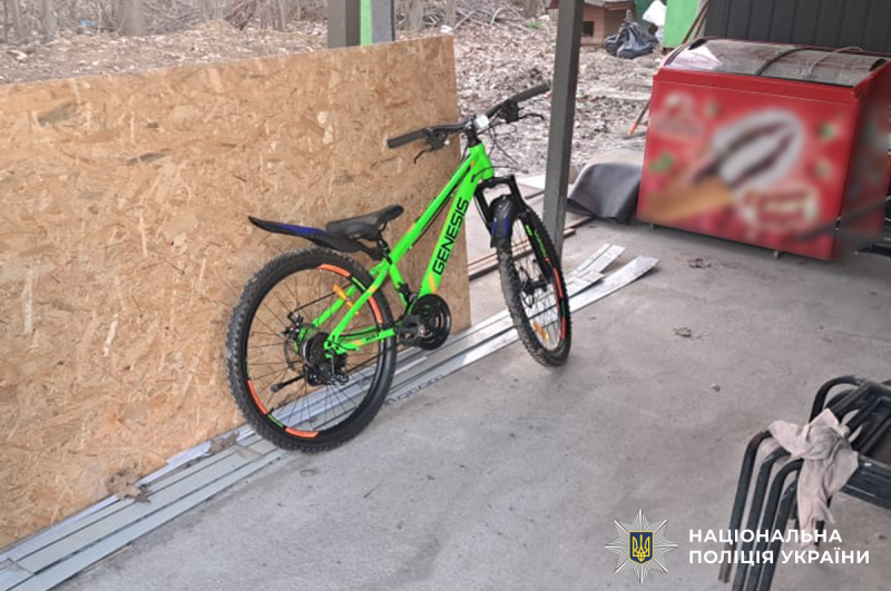 Поліція Вінниччини затримала двох злодіїв за крадіжку грошей із каси та дитячого велосипеда 