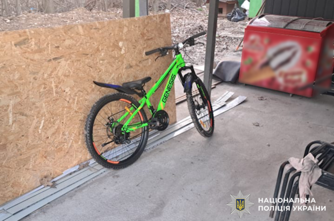 Поліція Вінниччини затримала двох злодіїв за крадіжку грошей із каси та дитячого велосипеда 