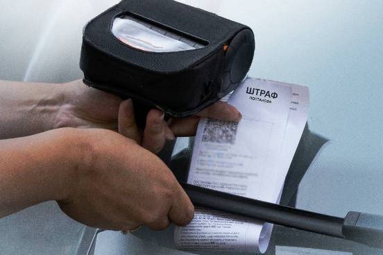 Агресія та погрози: у Вінниці водій конфліктував з інспекторкою під час оформлення штрафу (відео)