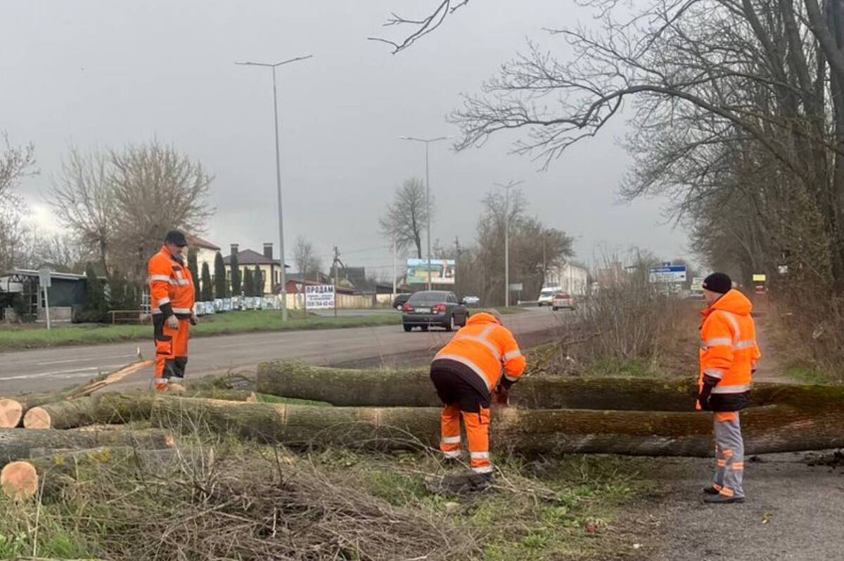 Дорожні бригади Вінниччини працюють у посиленому режимі через сильні пориви вітру