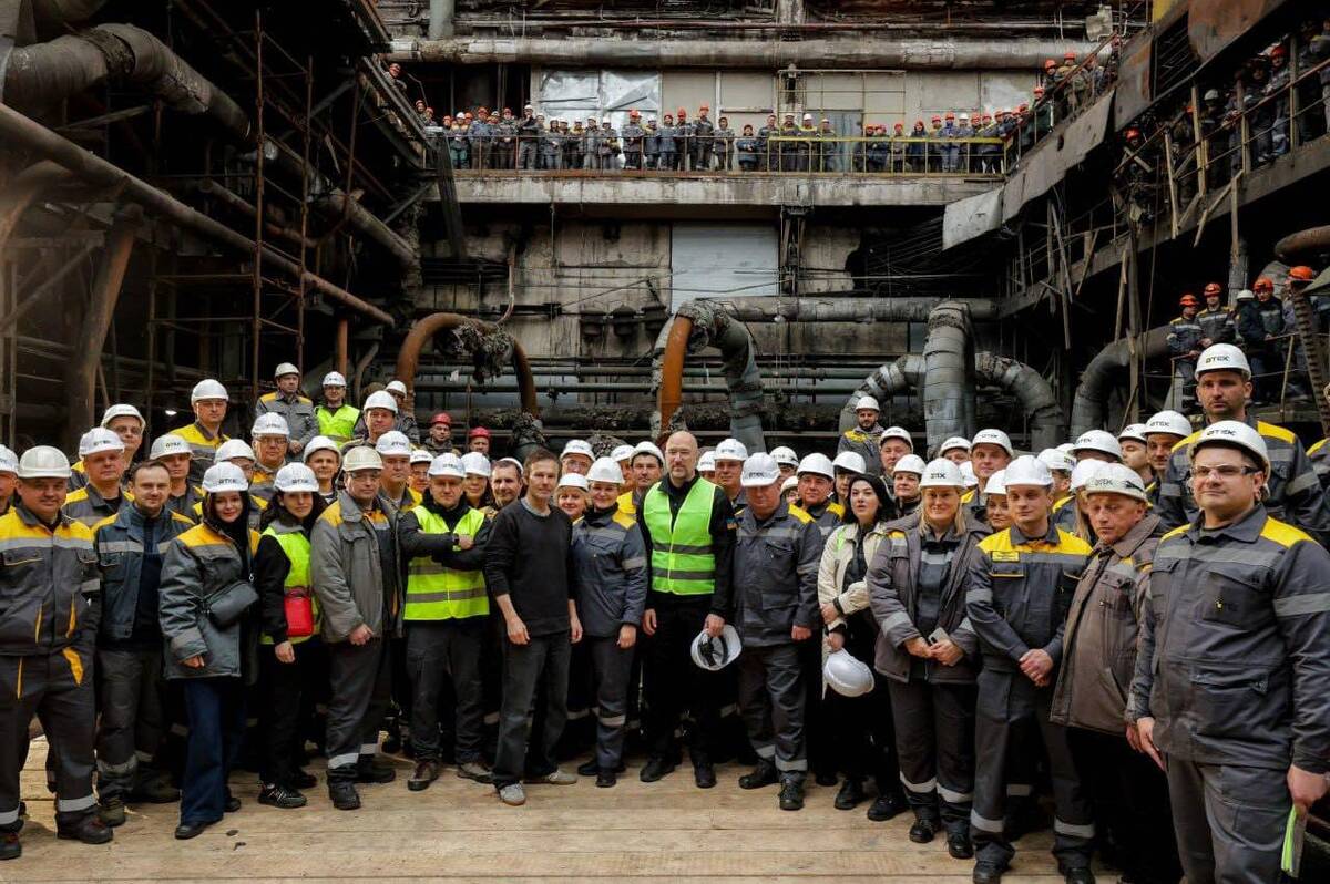 Державні відзнаки та подяки отримали сім енергетиків із Ладижина за відновлення енергосистеми (фото)